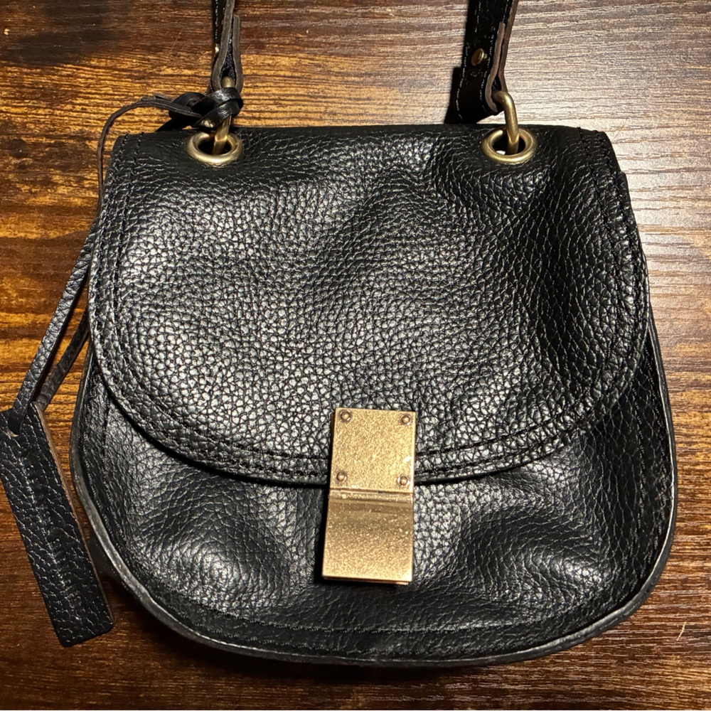 Abercrombie & Fitch Black and Gold Crossbody Bag with Textured Leather